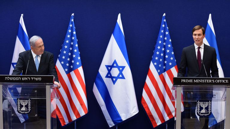 Le Premier ministre israélien Benjamin Netanyahu (à gauche) et le conseiller présidentiel américain Jared Kushner le mois dernier