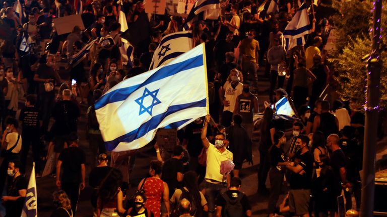 Des manifestations contre Benjamin Netanyahu ont eu lieu en Israël contre la corruption présumée du Premier ministre et les difficultés économiques causées par le premier lock-out
