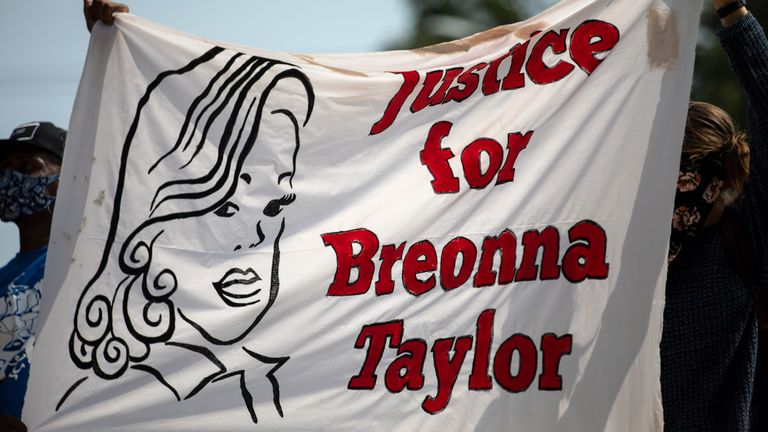 Les membres de la communauté se sont réunis pour un événement Stand 4 Breonna pour demander justice pour Breonna Taylor le 19 septembre 2020 à Austin, Texas