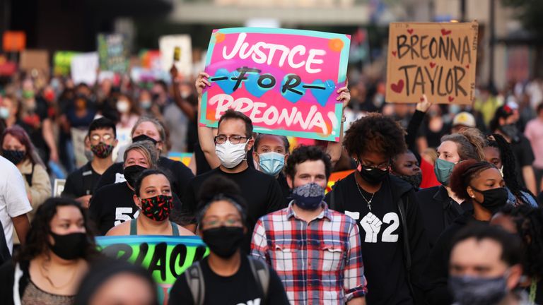 Les gens défilent pour le troisième jour depuis la publication du rapport du grand jury sur la mort de Breonna Taylor le 26 septembre 2020 à Louisville, Kentucky.