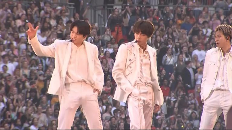 BTS sur scène au stade de Wembley.