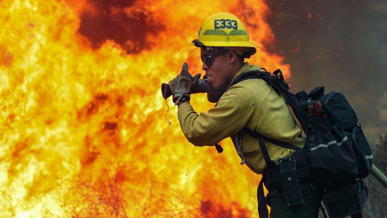 Les pompiers combattent une partie de l'incendie de la vallée à Jamul, en Californie
