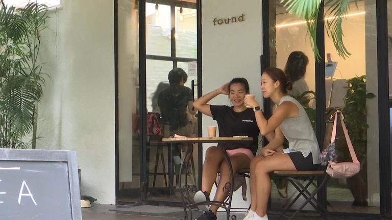 Deux clients du Found Cafe profitent d'un café