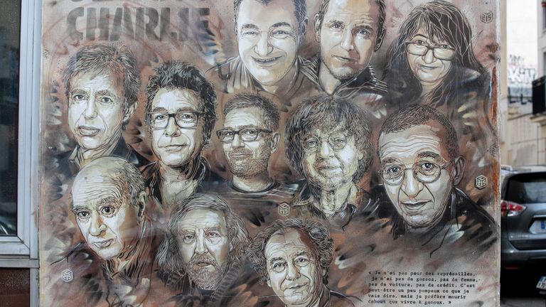 Un tableau en hommage aux travailleurs du journal Charlie Hebdo qui ont été tués dans l'attaque terroriste