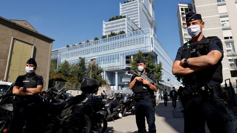 Des policiers montent la garde devant le palais de justice de Paris