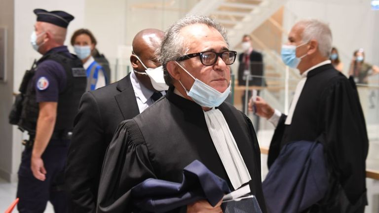 Un avocat de l'un des accusés arrive au palais de justice de Paris