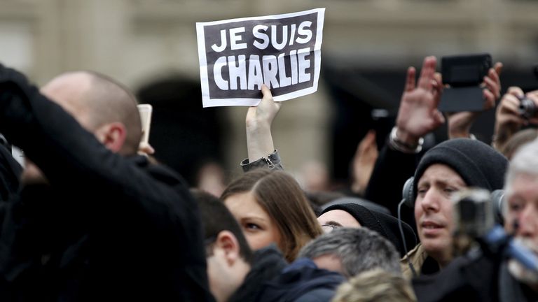 Des gens du monde entier ont utilisé `` Je Suis Charlie '' pour soutenir le magazine et les personnes tuées
