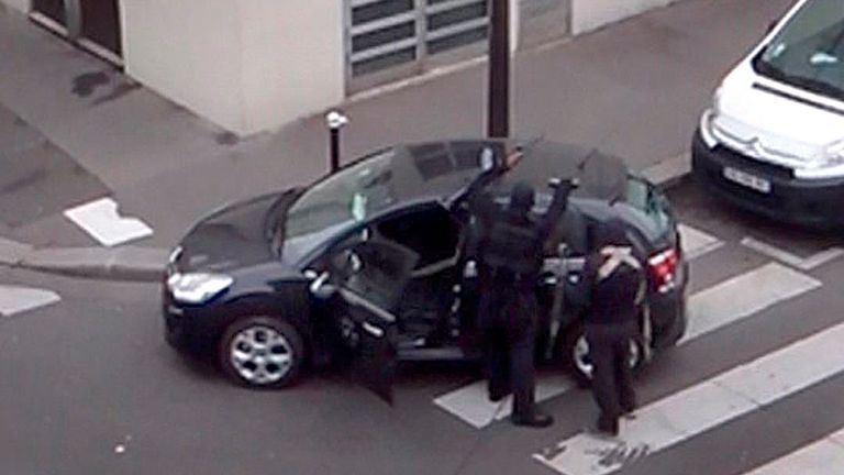 Les hommes armés ont été vus après avoir tiré sur des personnes dans les bureaux de Charlie Hebdo