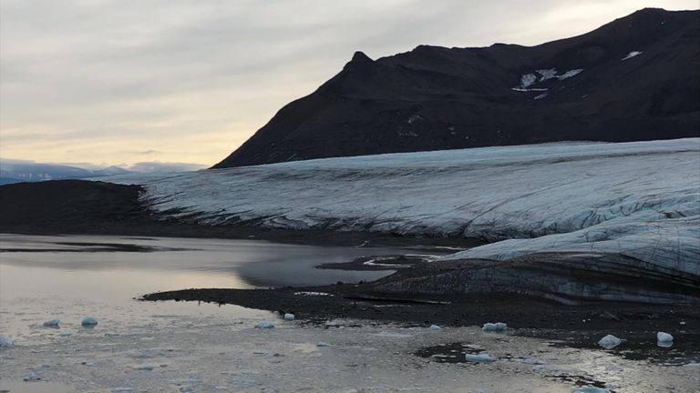 Un glacier près de Ny Alesund, une base de recherche sur l'archipel norvégien du Svalbard, à 800 milles du pôle Nord