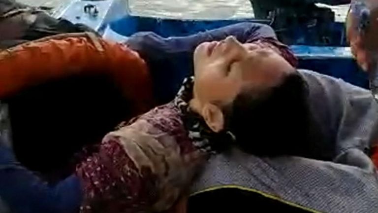 Une femme est tirée de l'eau au large de la Colombie
