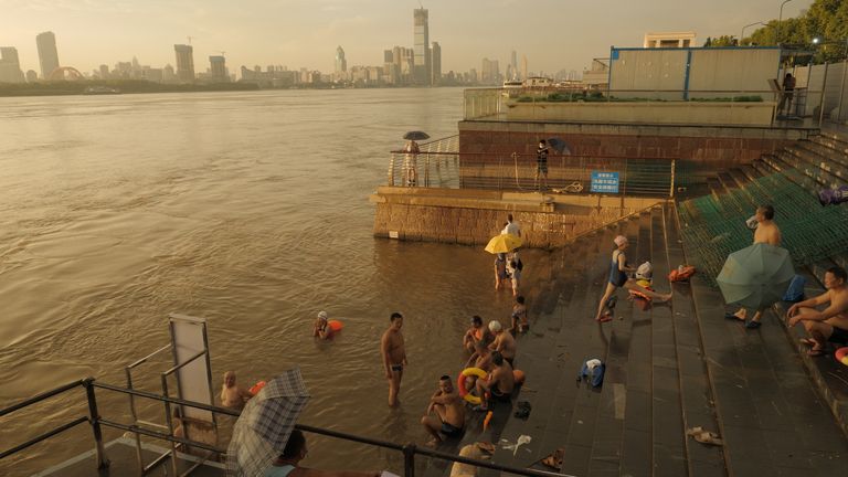 Les habitants de Wuhan nagent dans le fleuve Yangtze 