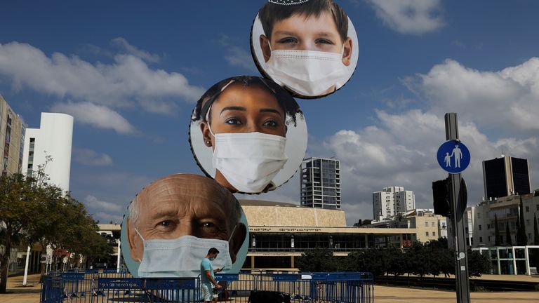 Une statue à Tel Aviv, Israël, montrant des personnes portant des masques