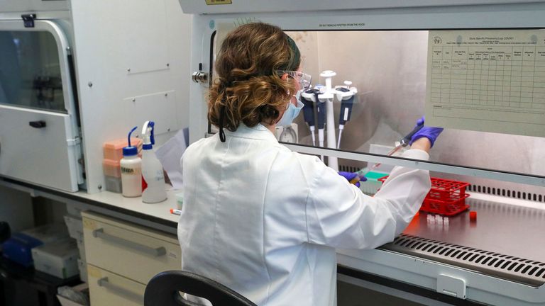 Un scientifique d'Oxford Vaccine Group travaille au laboratoire d'Oxford sur un vaccin contre le coronavirus
