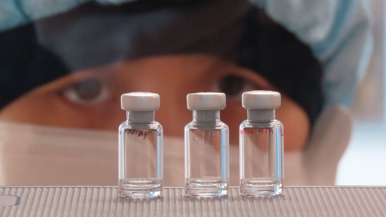 Un scientifique de l'Université d'Oxford avec certaines des doses de vaccin