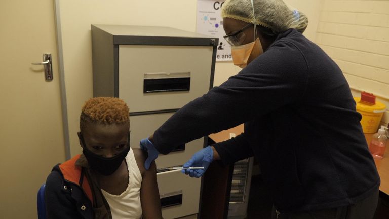 Les vaccins COVID-19 sont testés dans toute l'Afrique du Sud