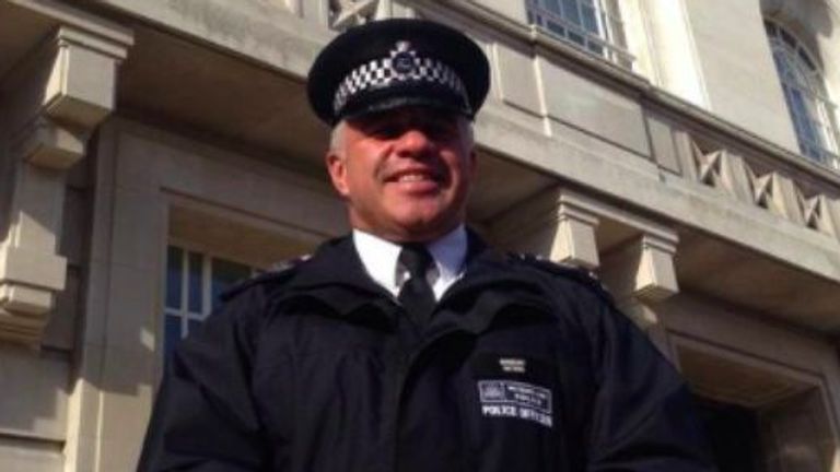 Matt Ratana, le policier abattu à Croydon, posant dans son uniforme