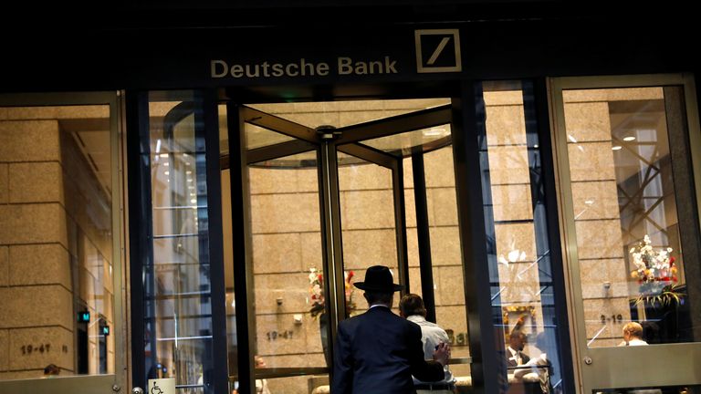 Un homme entre dans le hall du siège américain de la Deutsche Bank à New York, États-Unis, le 8 juillet 2019. REUTERS / Andrew Kelly