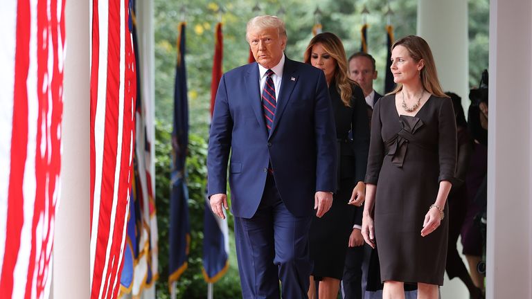 WASHINGTON, DC - 26 SEPTEMBRE: Le président américain Donald Trump (L) arrive pour présenter la 7e juge de la Cour de circuit américaine Amy Coney Barrett en tant que candidate à la Cour suprême dans la roseraie de la Maison Blanche le 26 septembre 2020 à Washington, DC.  À 38 jours des élections, Trump a demandé à Barrett d'être son troisième candidat à la Cour suprême en seulement quatre ans et de remplacer feu la juge associée Ruth Bader Ginsburg, qui sera enterrée mardi au cimetière national d'Arlington.  (Photo par Chip Somode
