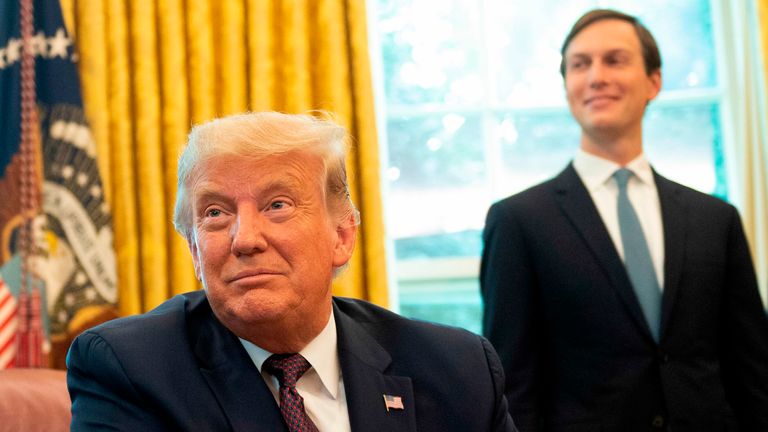 Donald Trump dans le bureau ovale avec son conseiller principal Jared Kushner