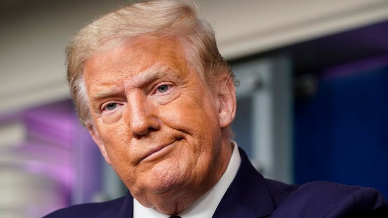 Donald Trump réagit à une question lors d'une conférence de presse dans la salle de briefing de la Maison Blanche le 27 septembre 2020 à Washington, DC