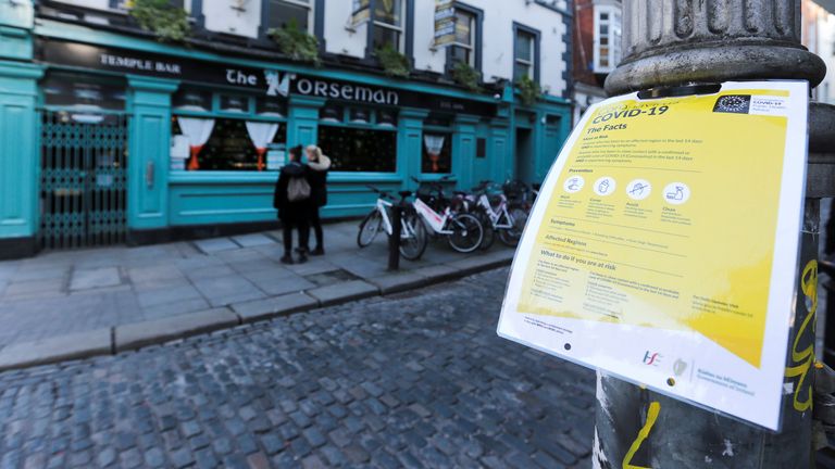 Un avis sur le coronavirus est photographié alors que les portes des bars sont verrouillées dans le quartier de Temple Bar, alors que les bars à travers l'Irlande ferment volontairement pour freiner la propagation du coronavirus, à Dublin, Irlande, le 15 mars 2020. REUTERS / Lorraine O'Sullivan
