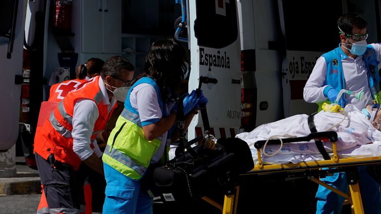 Les équipes d'urgence soignent un patient à Madrid