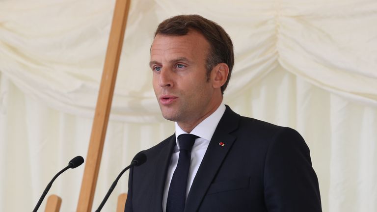 Le président français Emmanuel Macron prononce un discours à la suite du dépôt d'une gerbe lors d'une cérémonie à Carlton Gardens à Londres lors de sa visite au Royaume-Uni.