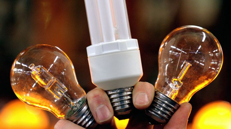 Des ampoules à économie d'énergie (C et L) et une à incandescence (R) sont vues le 17 décembre 2008 à Molsheim, dans l'est de la France, dans l'usine française d'ampoules Osram.  L'Union européenne (UE) a décidé de supprimer progressivement les ampoules domestiques traditionnelles d'ici septembre 2012 au profit de nouveaux modèles économes en énergie qui utilisent une fraction de l'électricité.  AFP PHOTO / FREDERICK FLORIN (Le crédit photo doit se lire FREDERICK FLORIN / AFP via Getty Images)
