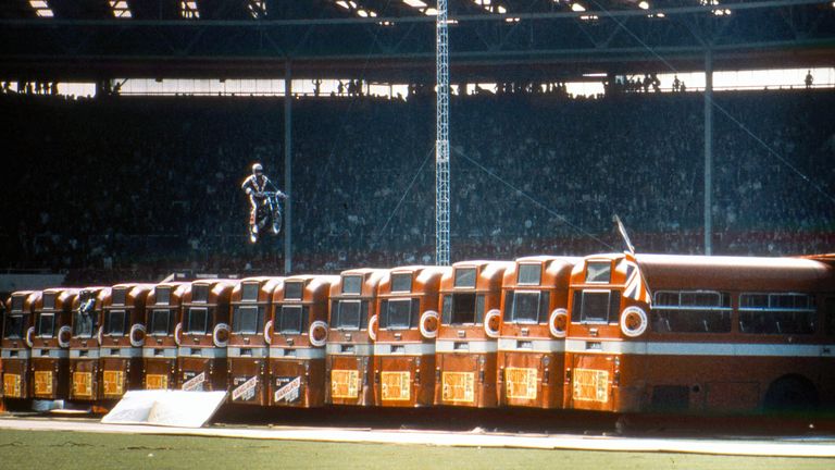 Le casse-cou américain Evel Knievel (1938 - 2007) fait sauter une moto au-dessus de treize bus AEC Merlin au stade de Wembley à Londres, le 26 mai 1975. La cascade s'est terminée par un accident dans lequel Knievel s'est cassé le bassin.  (Photo par Kypros / Getty Images)