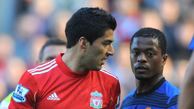 Suarez (à gauche) a reçu une interdiction de huit matches pour l'incident