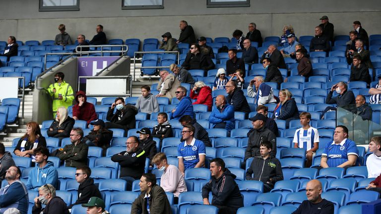 Des fans socialement éloignés regardent Brighton et Albion jouer à Chelsea lors d'un match amical de pré-saison.