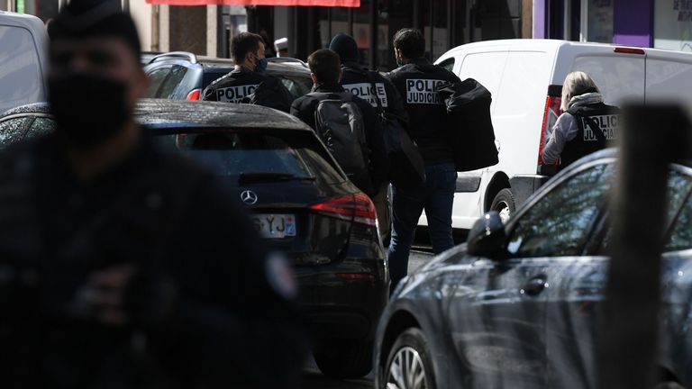 La police fouille près des anciens bureaux du magazine satirique français Charlie Hebdo après des informations faisant état d'une nouvelle attaque. 