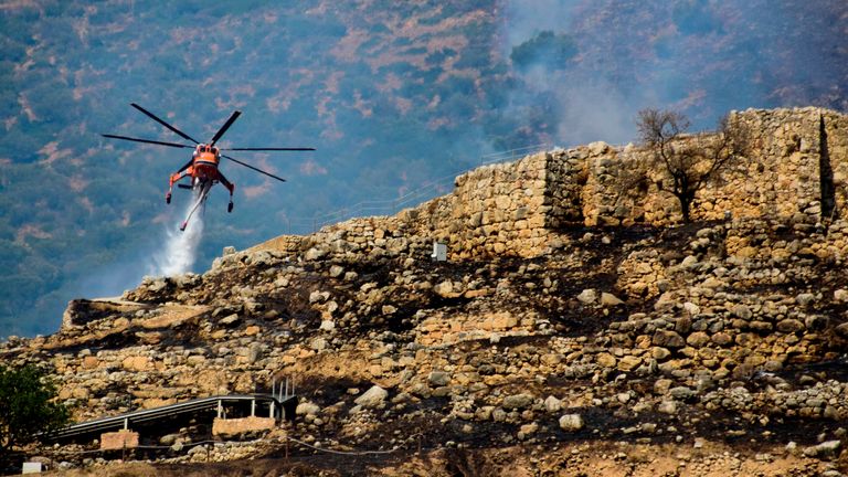Des hélicoptères de lutte contre les incendies ont été déployés pour larguer de l'eau sur le site archéologique en Grèce