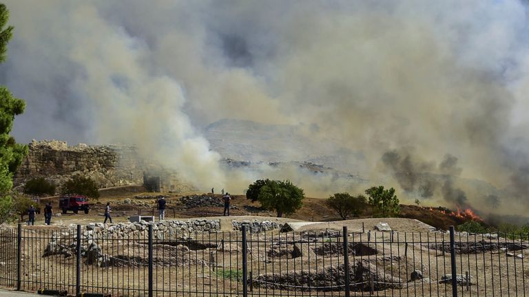 La fumée d'un feu de forêt s'élève sur l'ancienne ville de Mycènes
