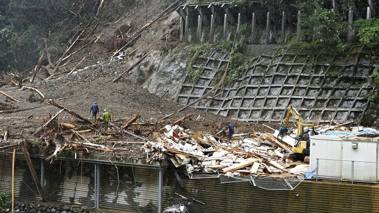 Une route endommagée par le typhon Haishen est photographiée à Ulsan, Corée du Sud, le 7 septembre 2020. Yonhap via REUTERS ATTENTION EDITORS - CETTE IMAGE A ÉTÉ FOURNIE PAR UN TIERS.  CORÉE DU SUD.  PAS DE REVENTE.  PAS D'ARCHIVES.