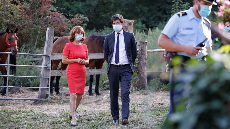 Le ministre français de l'Agriculture Julien Denormandie s'entretient avec l'éleveuse de chevaux Mireille Didier 