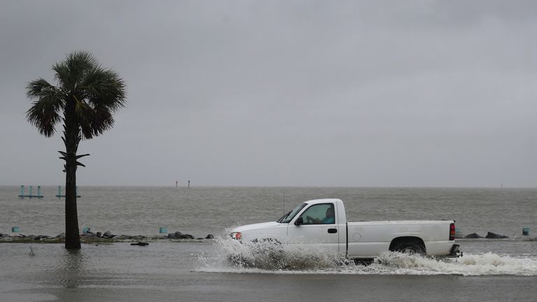 L'ouragan Sally touche la côte du golfe BAYOU LA BATRE, ALABAMA - 15 SEPTEMBRE: Un conducteur navigue le long d'une route inondée alors que les bandes extérieures de l'ouragan Sally débarquent le 15 septembre 2020 à Bayou La Batre, Alabama.  La tempête menace d'apporter de fortes pluies, des vents violents et une onde de tempête dangereuse de la Louisiane à la Floride.  (Photo par Joe Raedle / Getty Images)