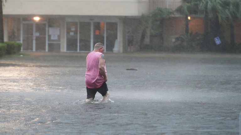 L'ouragan Sally touche la côte sur la côte du golfe du Golfe, ALABAMA - 15 SEPTEMBRE: Un homme marche dans un parking inondé alors que les bandes extérieures de l'ouragan Sally débarquent le 15 septembre 2020 à Gulf Shores, Alabama.  La tempête apporte de fortes pluies, des vents violents et une onde de tempête dangereuse de la Louisiane à la Floride.  (Photo par Joe Raedle / Getty Images)