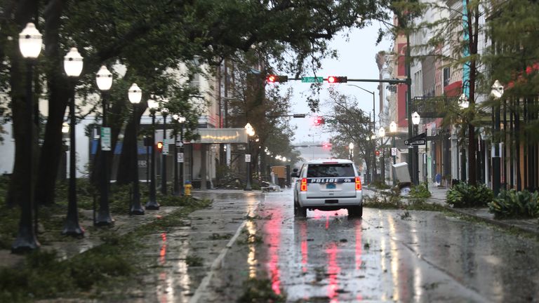 L'ouragan Sally touche la côte du golfe MOBILE, ALABAMA - 16 SEPTEMBRE: Un véhicule de police traverse une rue parsemée de branches d'arbres alors que les vents et la pluie de l'ouragan Sally traversent la région le 16 septembre 2020 à Mobile, Alabama.  M. Hollyhand a évacué de son domicile pour passer la nuit à l'hôtel.  La tempête apporte de fortes pluies, des vents violents et une onde de tempête dangereuse dans la région.  (Photo par Joe Raedle / Getty Images)