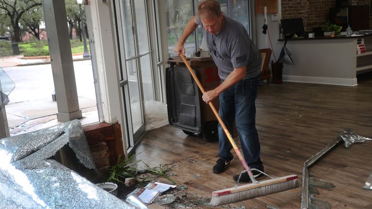 L'ouragan Sally touche la côte du golfe MOBILE, ALABAMA - 16 SEPTEMBRE: Morgan Griffin nettoie la vitre cassée du magasin dans lequel il travaille alors que l'ouragan Sally traverse la région le 16 septembre 2020 à Mobile, Alabama.  La tempête apporte de fortes pluies, des vents violents et une onde de tempête dangereuse dans la région.  (Photo par Joe Raedle / Getty Images)