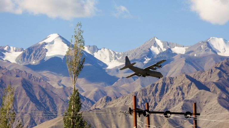 Un avion de transport militaire Hercules de l'armée de l'air indienne se prépare à atterrir sur une base aérienne de Leh, la capitale commune du territoire de l'Union du Ladakh bordant la Chine, le 8 septembre 2020. - La Chine a déclaré le 8 septembre que ses troupes avaient été forcées de prendre 