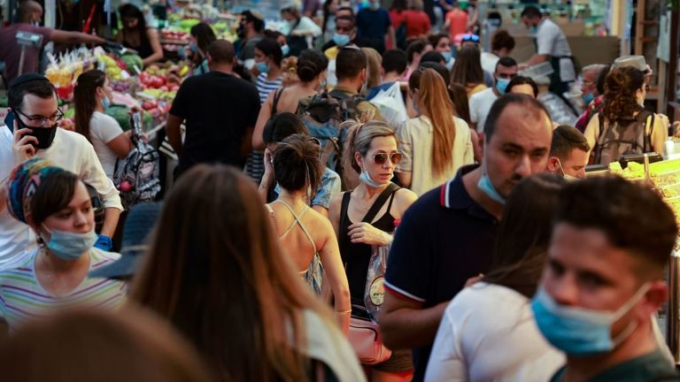 Des acheteurs sont vus sur un marché à Jérusalem et les cas de coronavirus ont explosé 