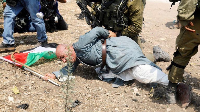 Khairi Hannoun est retenu par un soldat israélien