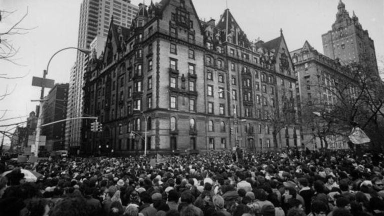 Les foules se rassemblent devant la maison de Lennon à New York après son meurtre en décembre 1980 