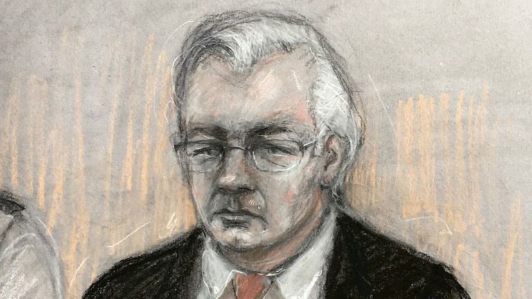 Une vue d'artiste d'Assange sur le quai de l'Old Bailey lundi 
