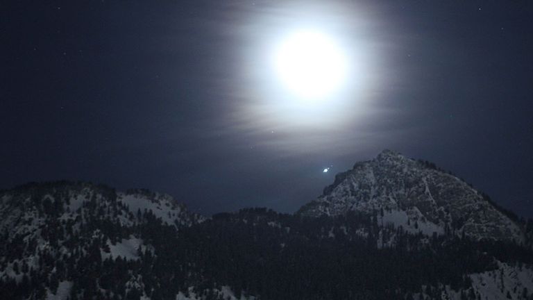 Pic: Jupiter et plusieurs de ses grandes lunes apparaissent au-dessus des montagnes de l'Utah.  Pic: NASA / Bill Dunford