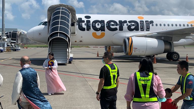 Certains passagers vêtus de costumes traditionnels coréens