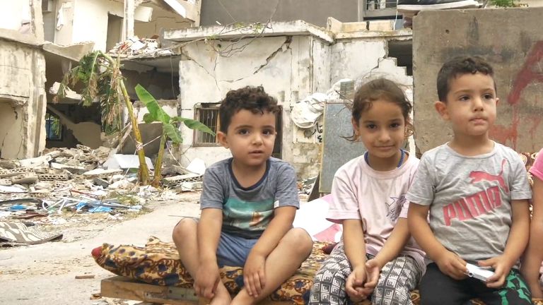 Une famille de réfugiés syriens est assise dans les ruines de leur immeuble, détruit par l'explosion à Beyrouth
