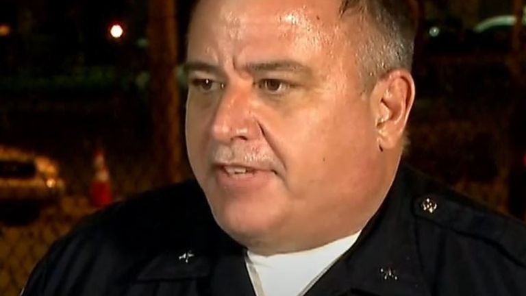 Le chef de la police, Robert Schroeder, parle aux médias des fusillades au Kentucky