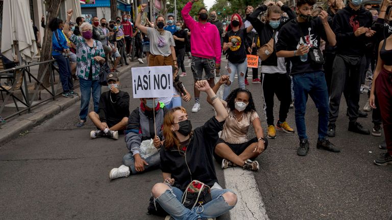 Les manifestants du quartier de Vallecas manifestent contre les mesures 